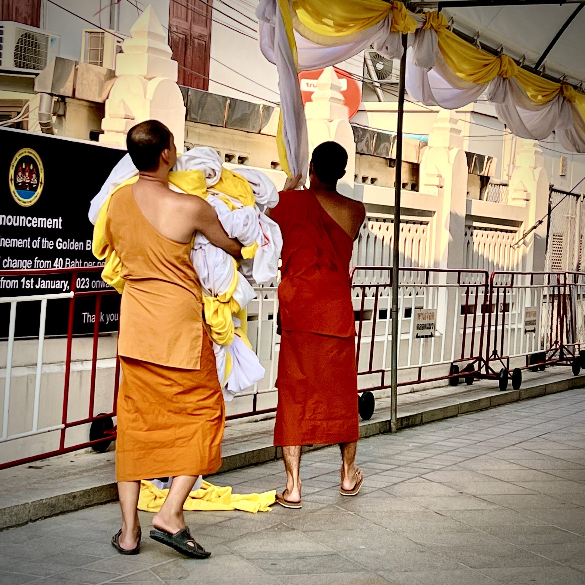 buddhist monks, wat traimit, temple, bangkok, thailand, wcasia