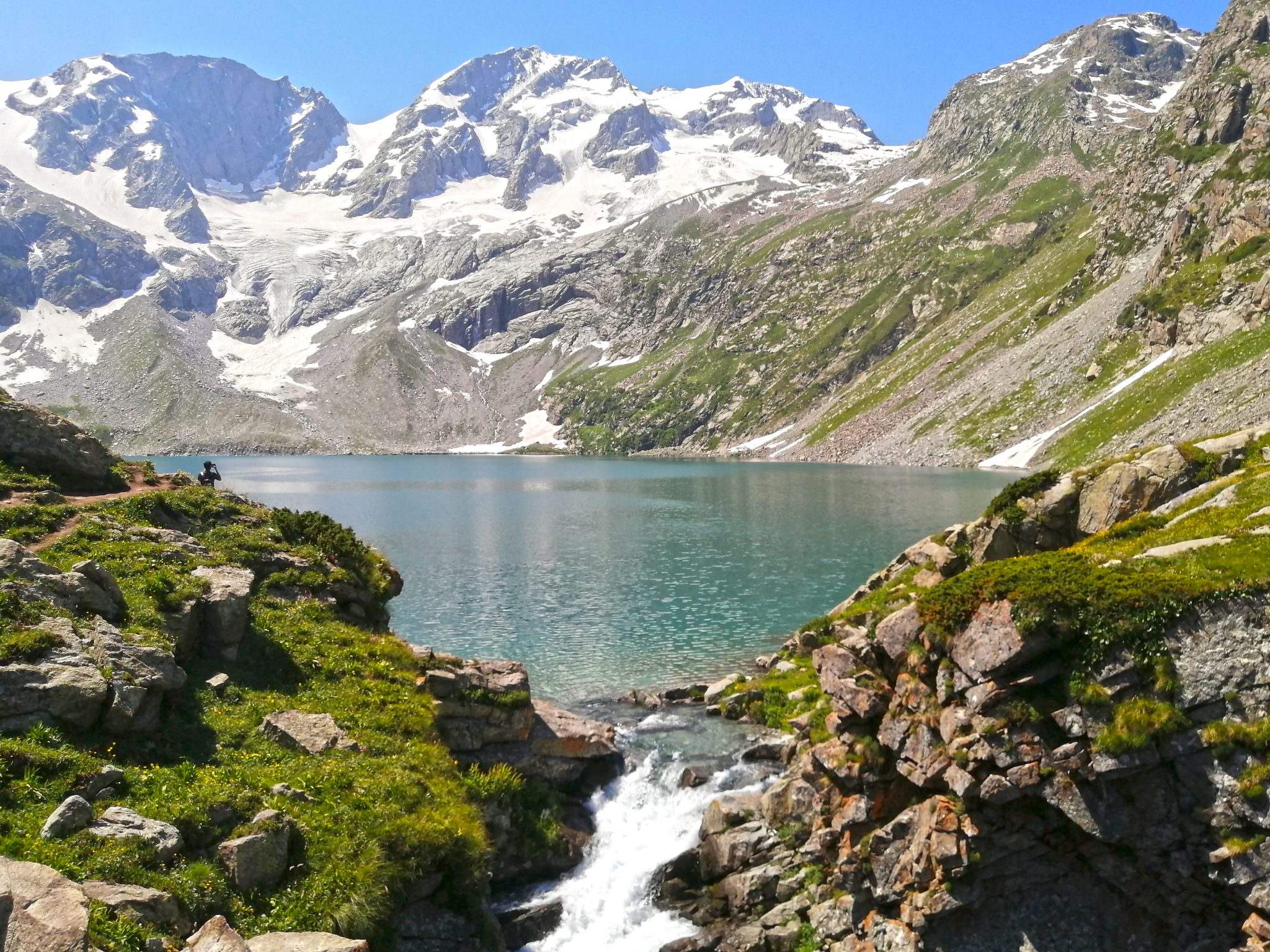 The lake is fed by the surrounding melting glacier waters. The word Katora means "bowl" in Pashto.