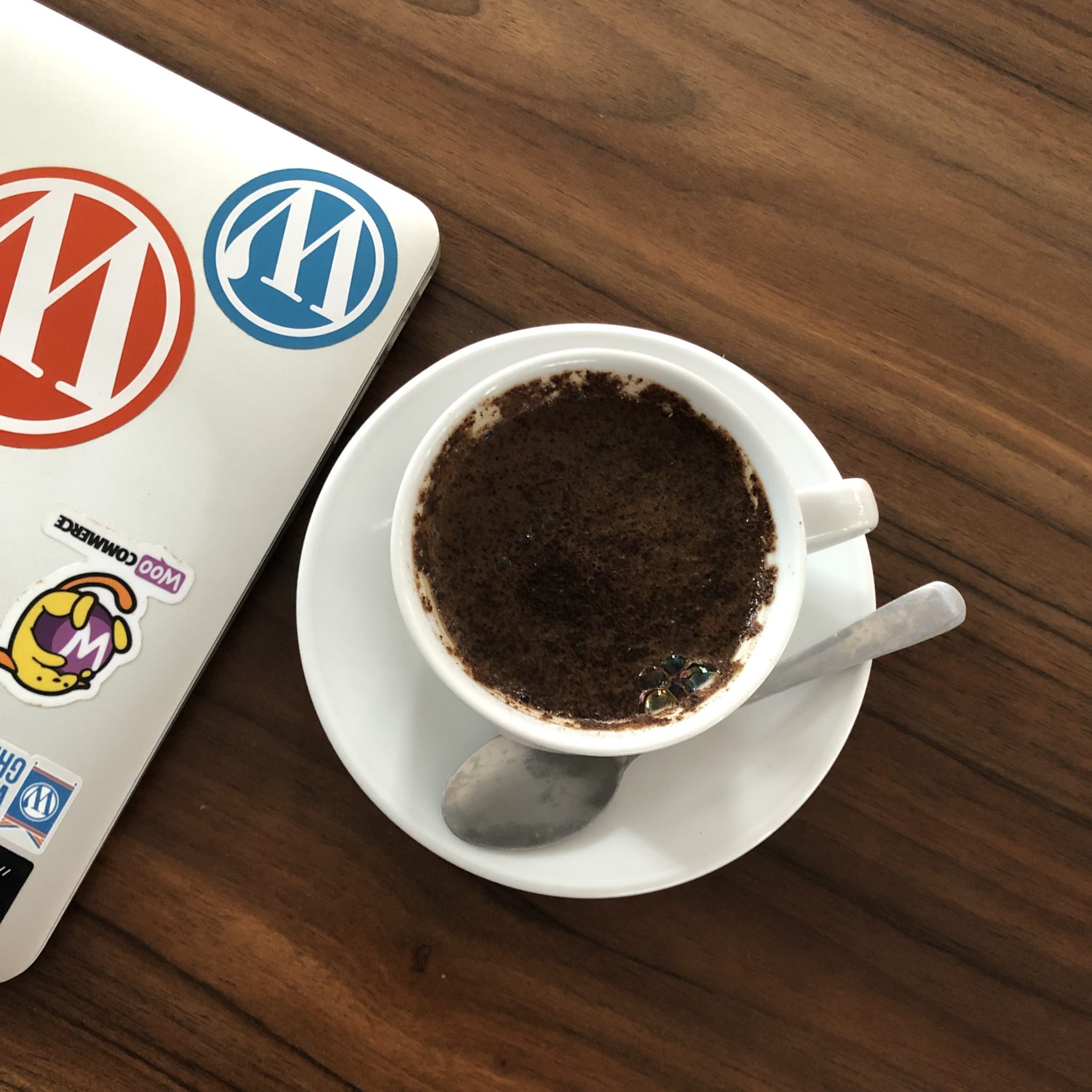Tubruk coffee and laptop
