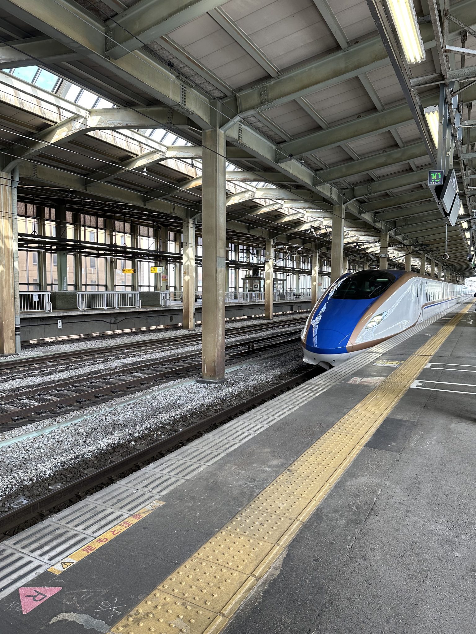 Shinkansen "Toki" coming into Nagaoka Station