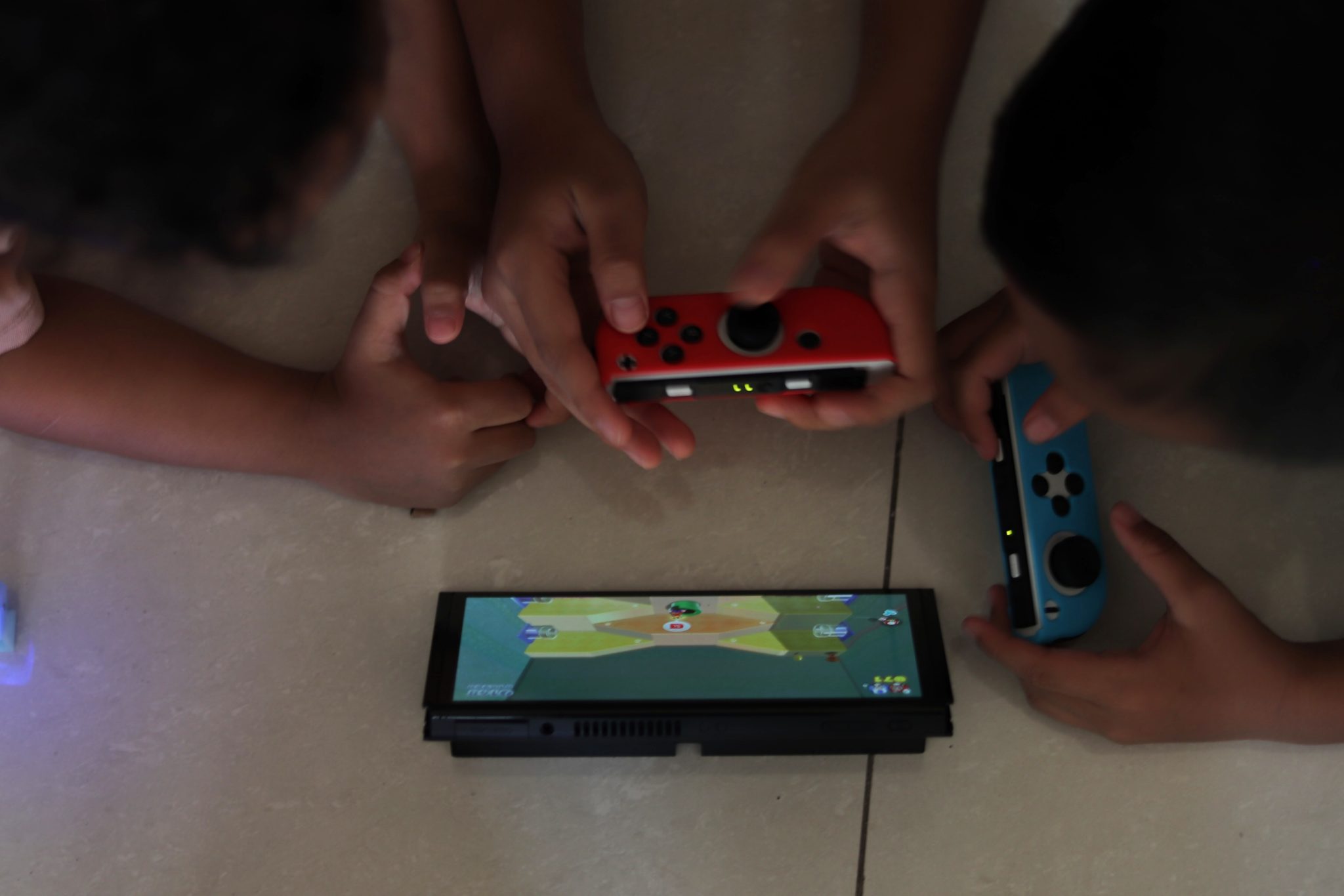 kids playing nintendo switch together