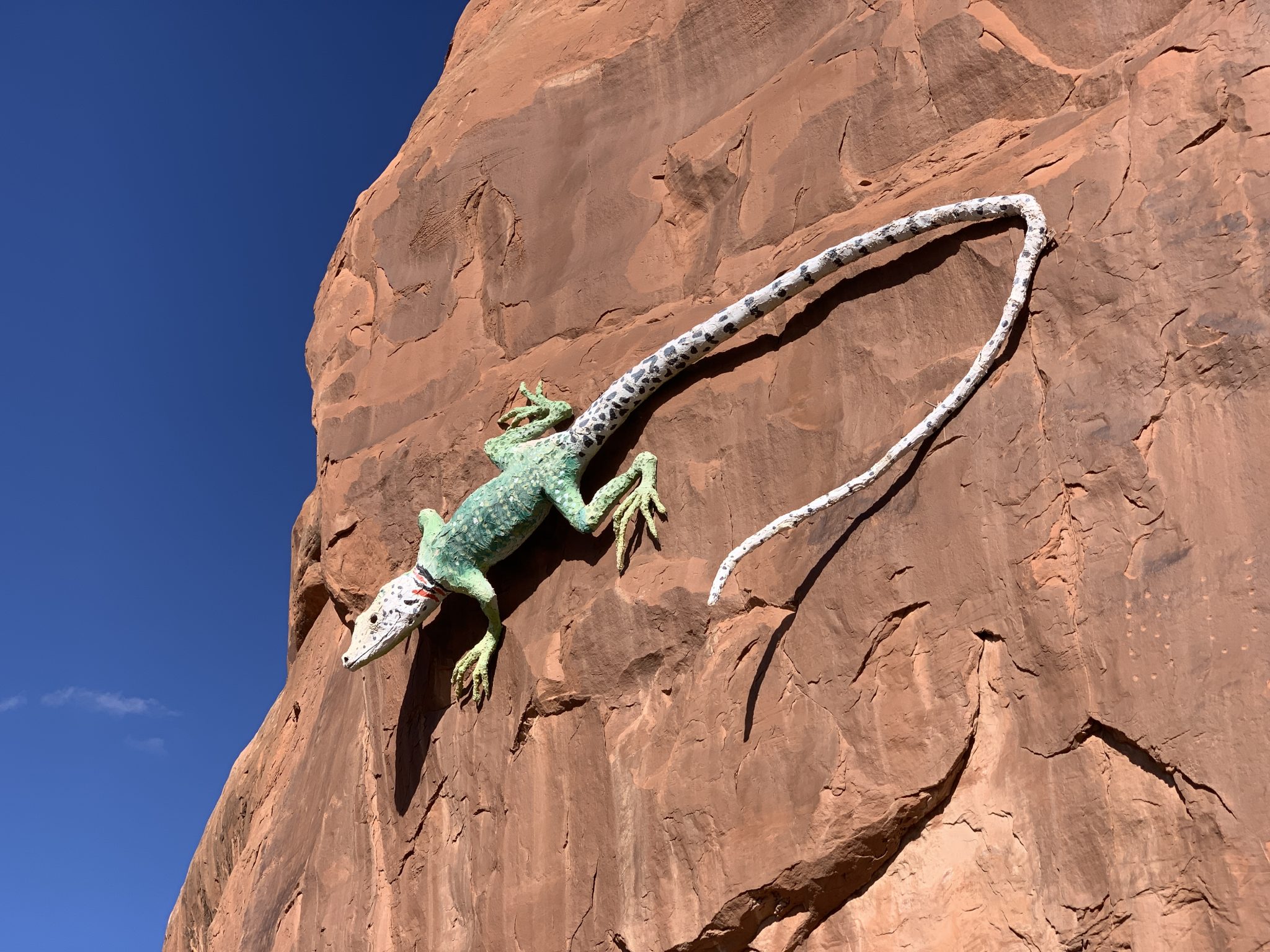 Lizard scultpure on a rock cliff