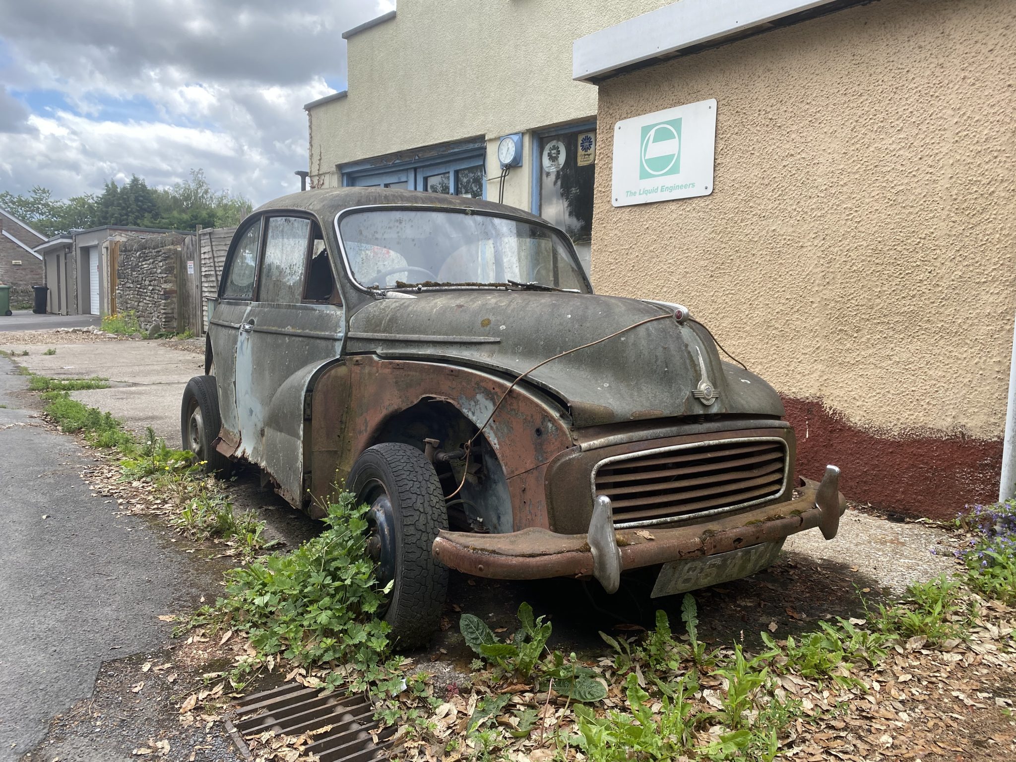 Old and rusty Morris Minor