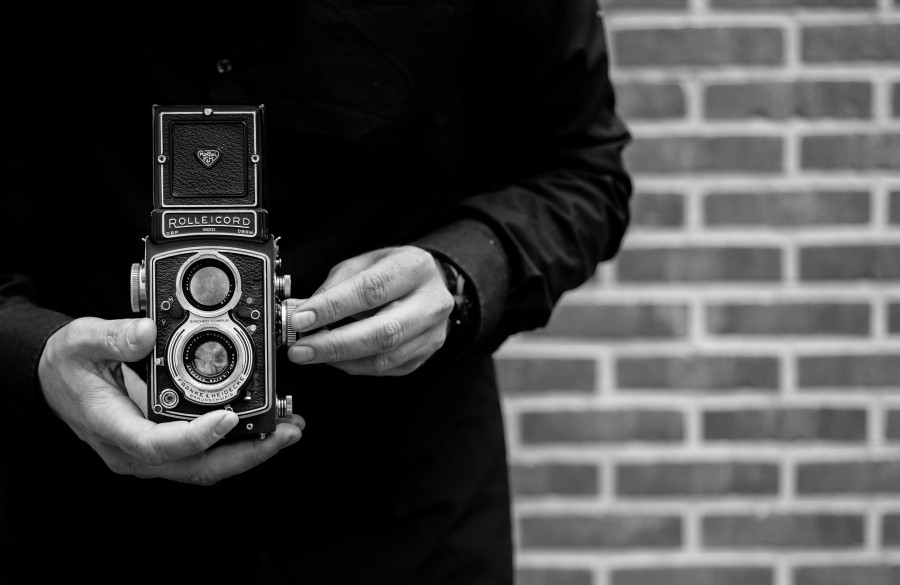 Taking a picture with a Rolleicord
