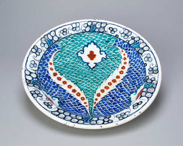 Serving Dish (Tabaq) with Vegetal and Fish-Scale Patterns
