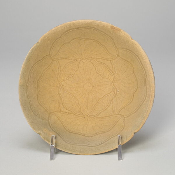 Lobed Dish with Overlapping Lotus Leaves
