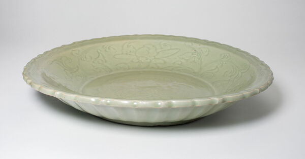 Dish with Floral Scrolls and Foliate Rim