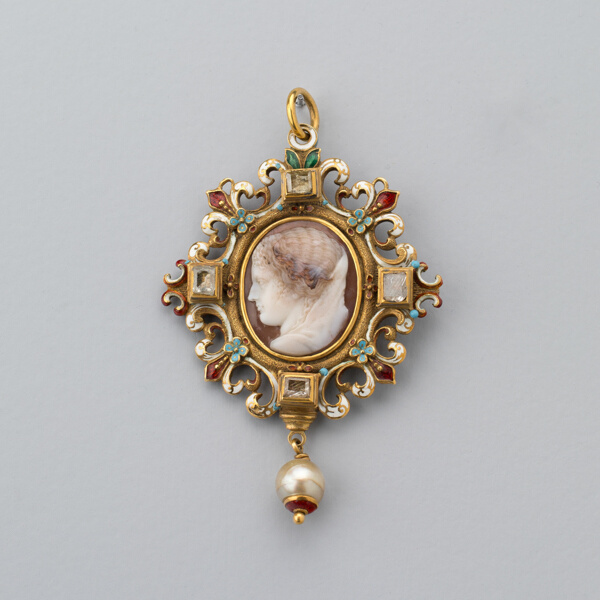 Two-Sided Pendant with Cameo showing Juno and Minerva