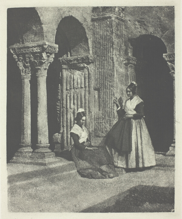 Deux arlesiennes dans le cloitre de Saint-Trophime d'Arles