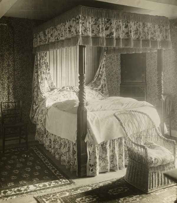 Kelmscott Manor: Bed Wm. Morris Was Born In