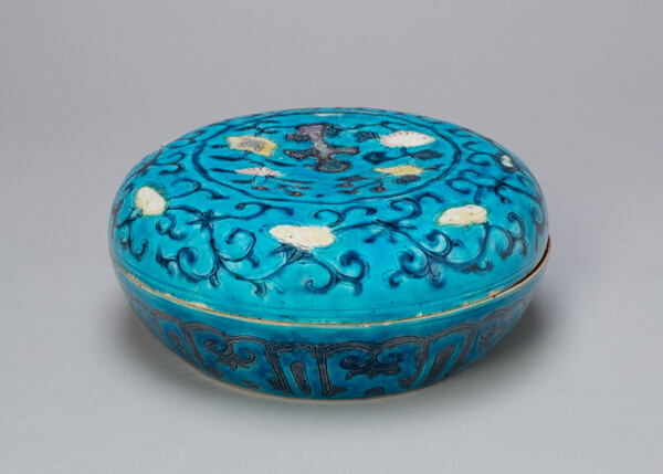 Circular Covered Box with Floral and Lingzhi Mushroom Scrolls