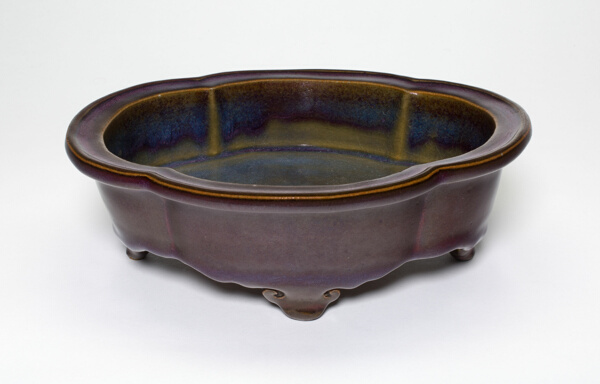 Lobed Basin for Flowerpot with Four Cloud-Shaped Feet
