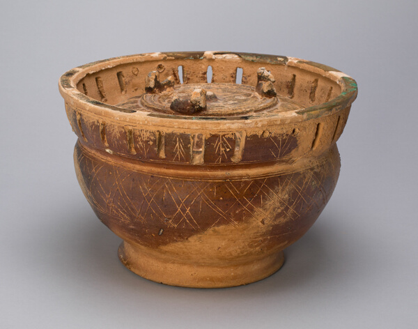 Bowl-Shaped Vessel with Cover (Gui) and Pierced Collar