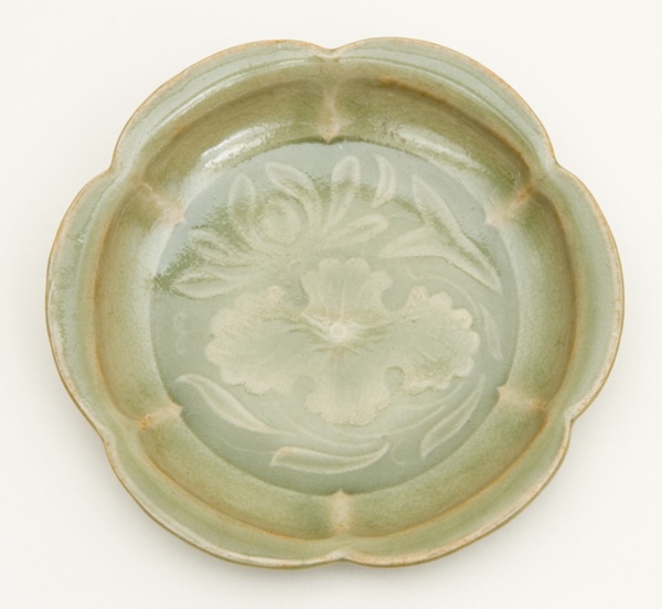 Dish with Petal-Lobed Rim, Lotus, and Waterweeds
