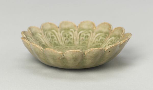 Scalloped Dish with Stylized Floral Sprays and Sickle-Leaf Scrolls