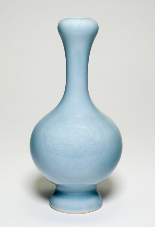 Bulbous-Shaped Vase and Dragon Design