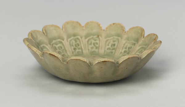 Scalloped Dish with Stylized Floral Sprays and Sickle-Leaf Scrolls