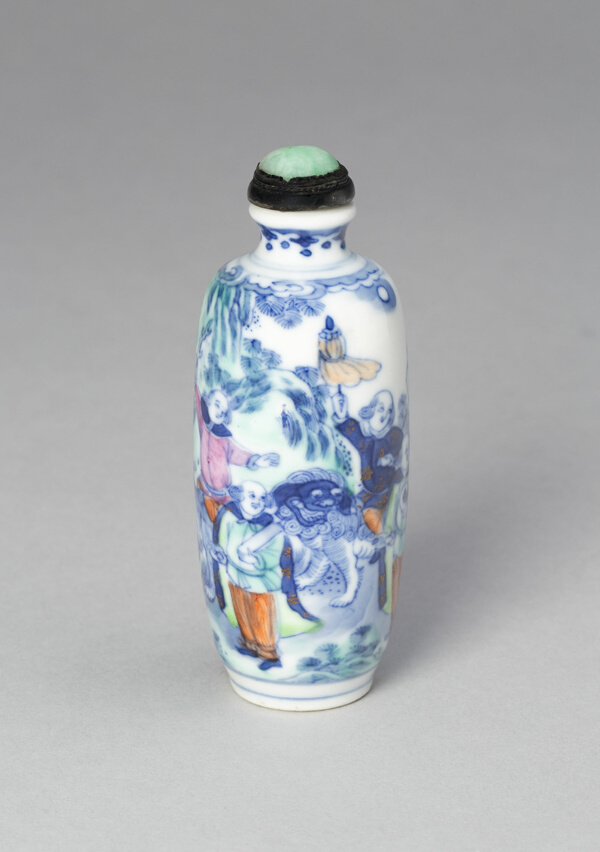 Snuff Bottle with Eight Foreign Figures Bearing Tribute