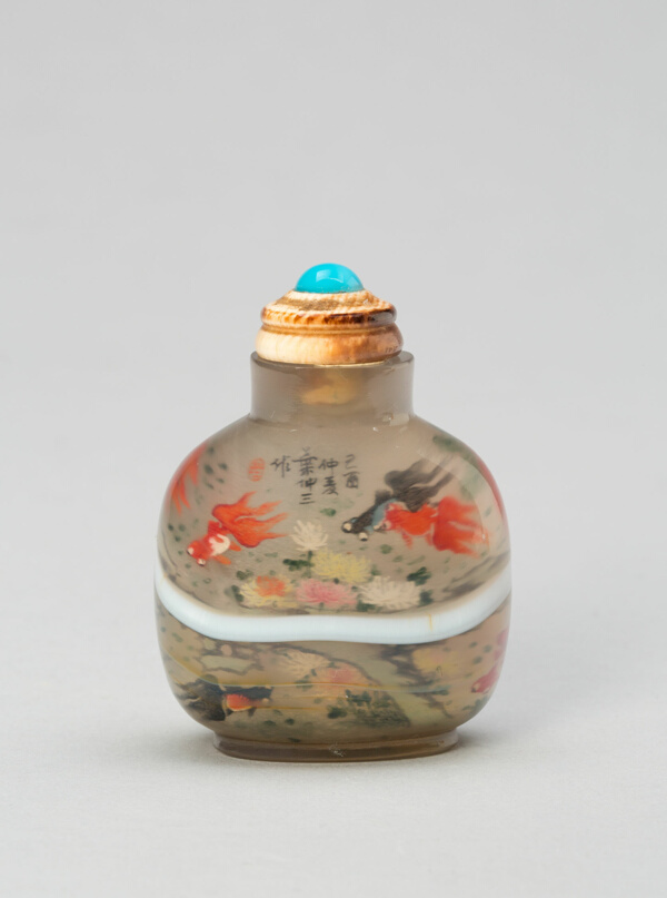 Snuff Bottle with Bug-Eyed Long-Tailed Fish and Fronds