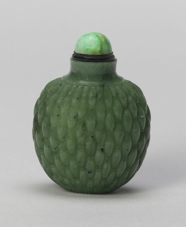 Spade-Shaped Snuff Bottle with Basketweave Patterns