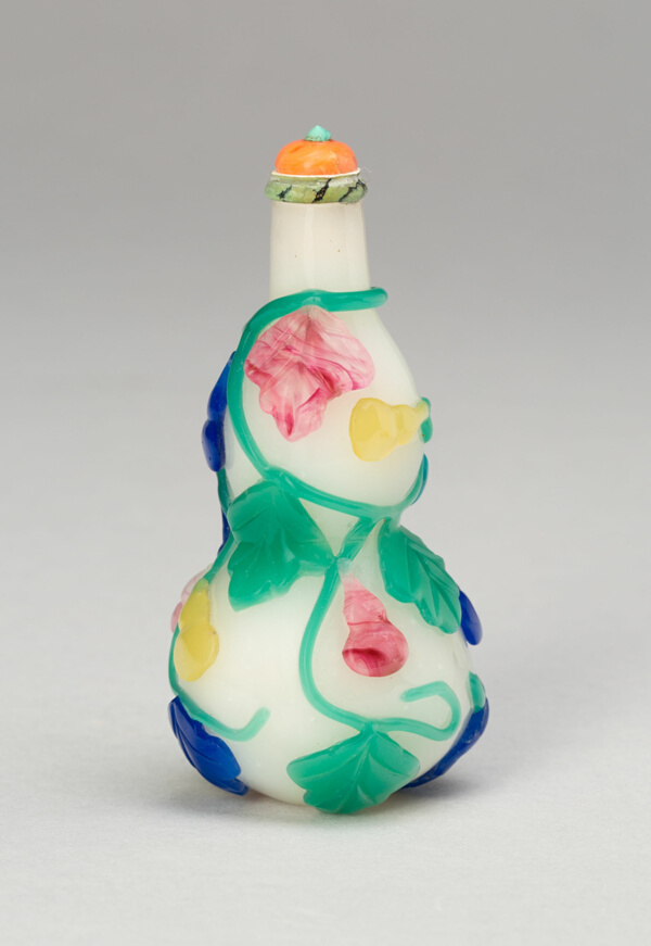 Gourd-Shaped Snuff Bottle with Trailing Vines and Gourds