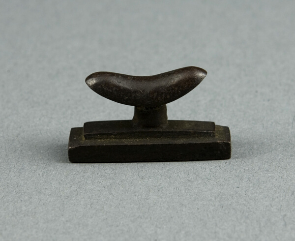 Amulet of a Headrest