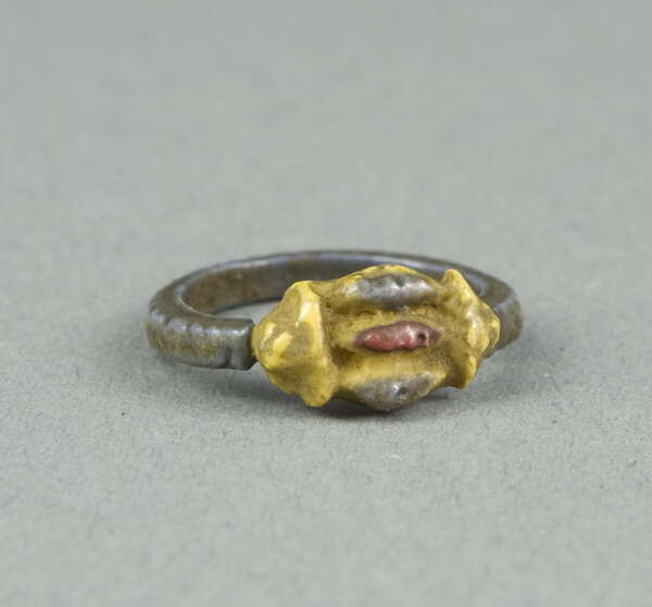 Ring: with Inlaid Openwork Bezel