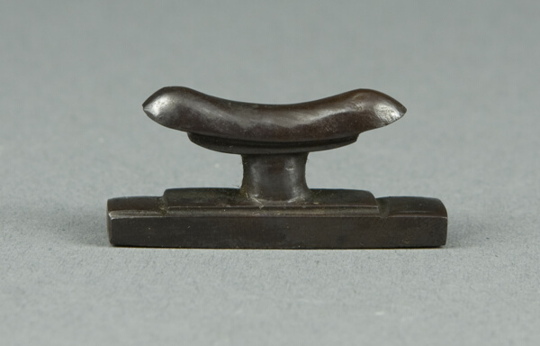 Amulet of a Headrest