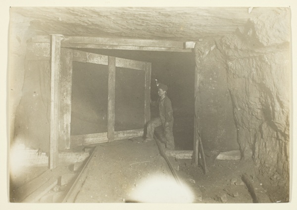 Young Trapper Boy in West Virginia Coal Mine)