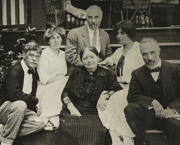 Untitled (Stieglitz, Agnes, mother Hedwig, Julius, Selma, and Lee on Oaklawn steps)