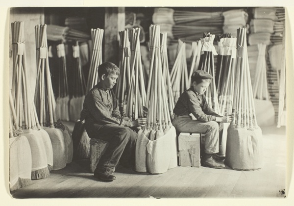 Boys in Packing Room, Brown Mfg. Company, Evansville, Ind.