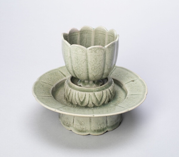 Lobed Cup and Stand with Floral Sprays and Stylized Leaves 청자 잔과 잔 받침